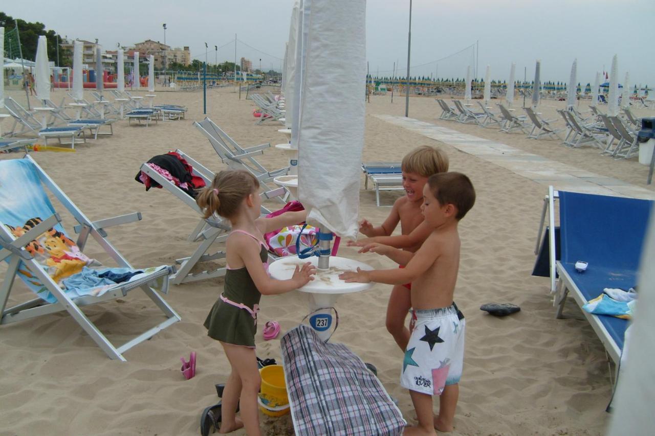 Hotel Albatros Roseto Degli Abruzzi Exteriör bild