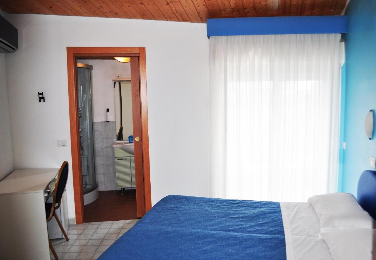 Hotel Albatros Roseto Degli Abruzzi Exteriör bild