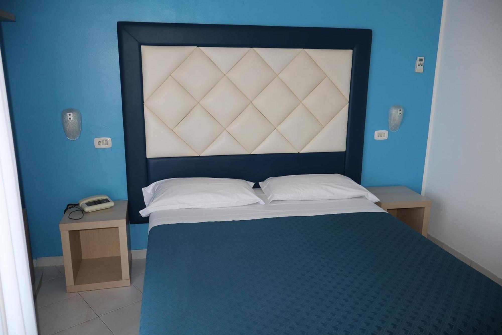 Hotel Albatros Roseto Degli Abruzzi Exteriör bild