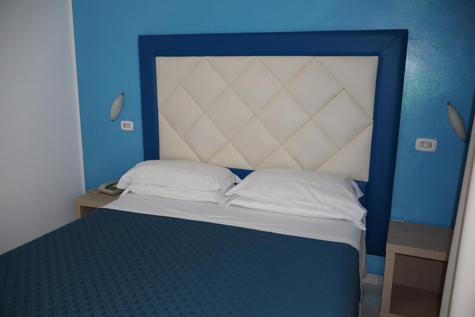 Hotel Albatros Roseto Degli Abruzzi Exteriör bild
