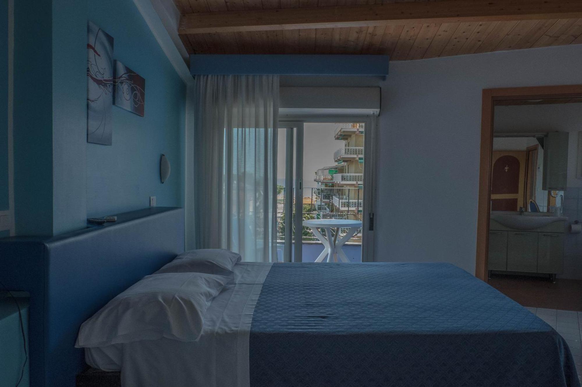 Hotel Albatros Roseto Degli Abruzzi Exteriör bild