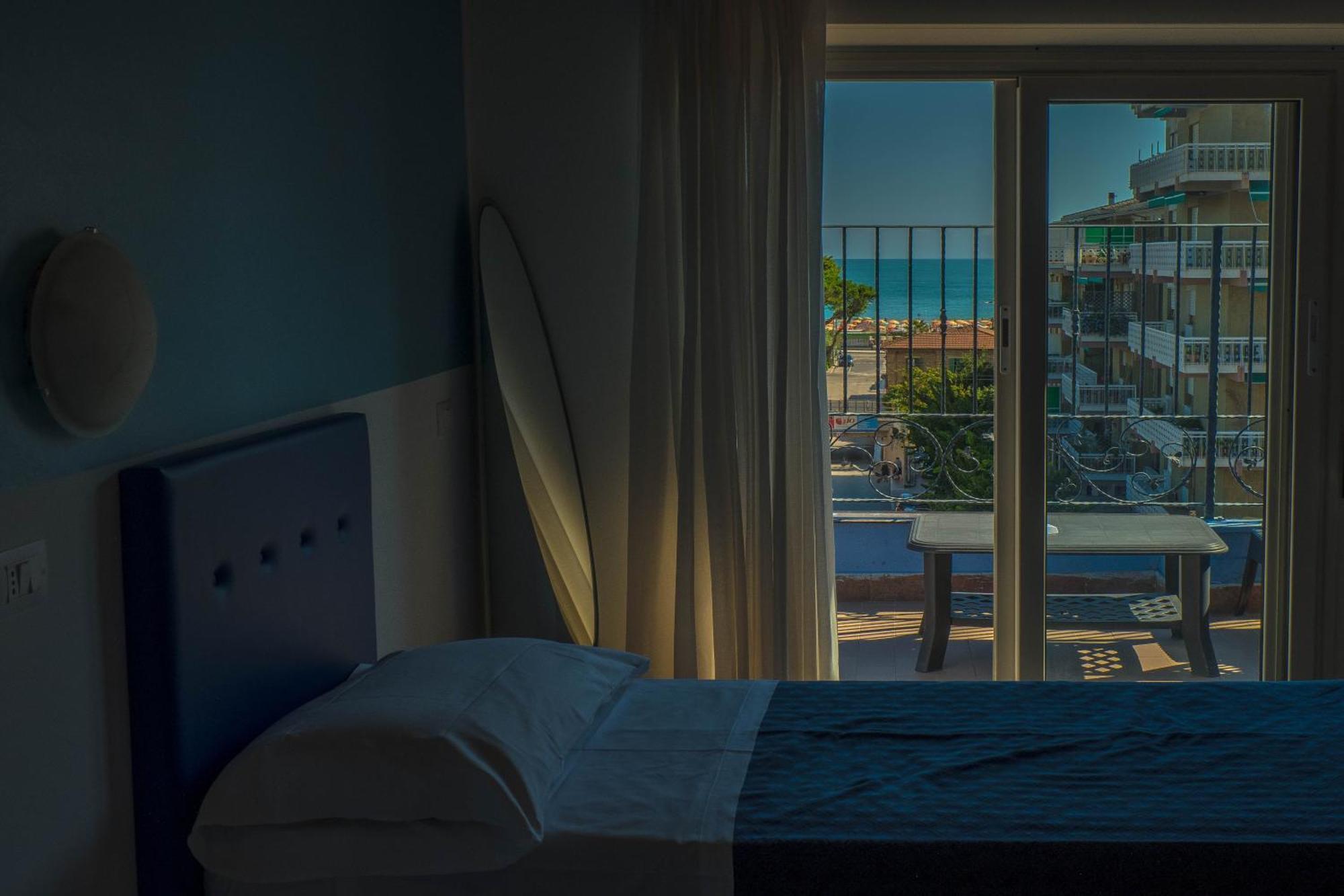 Hotel Albatros Roseto Degli Abruzzi Exteriör bild