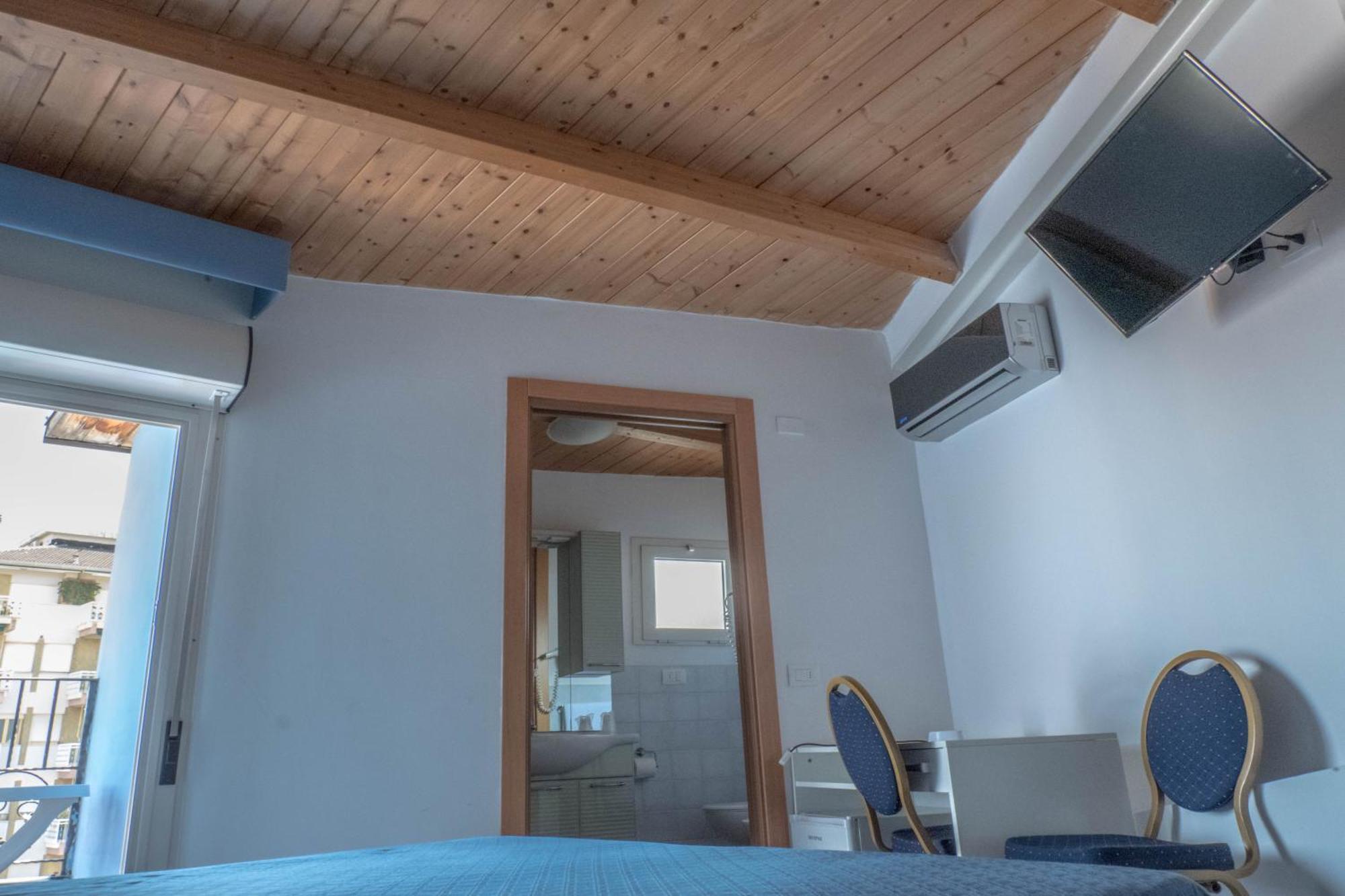 Hotel Albatros Roseto Degli Abruzzi Exteriör bild