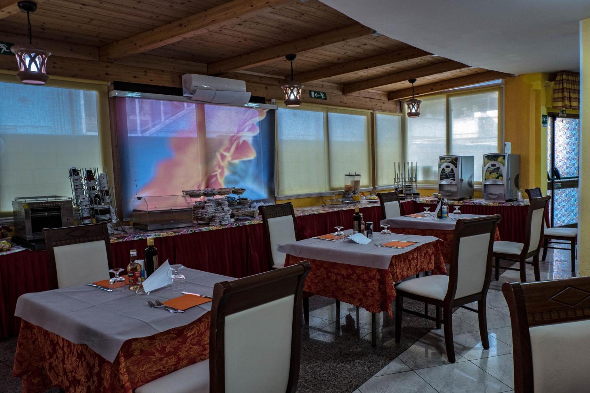 Hotel Albatros Roseto Degli Abruzzi Exteriör bild