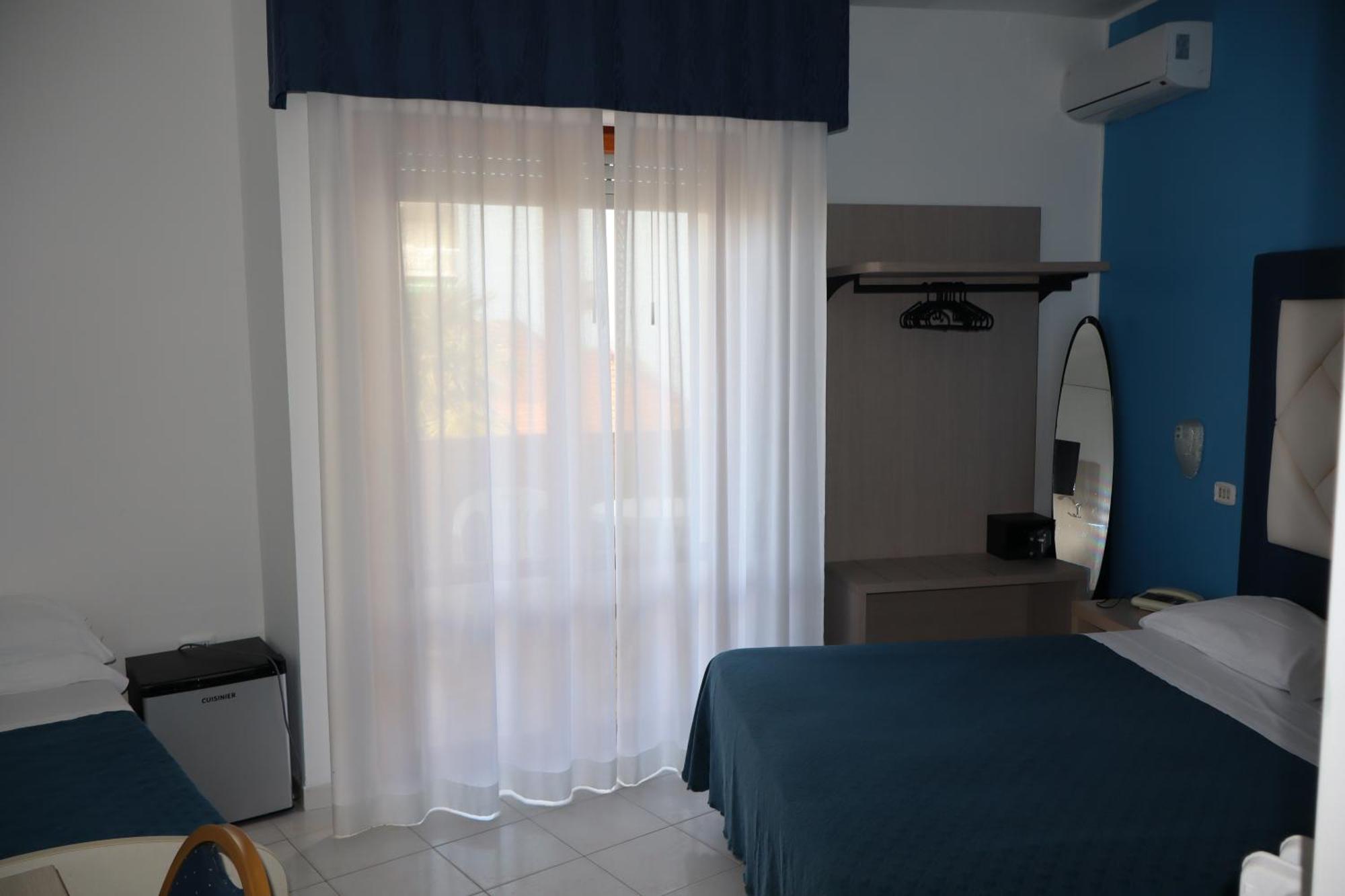 Hotel Albatros Roseto Degli Abruzzi Exteriör bild