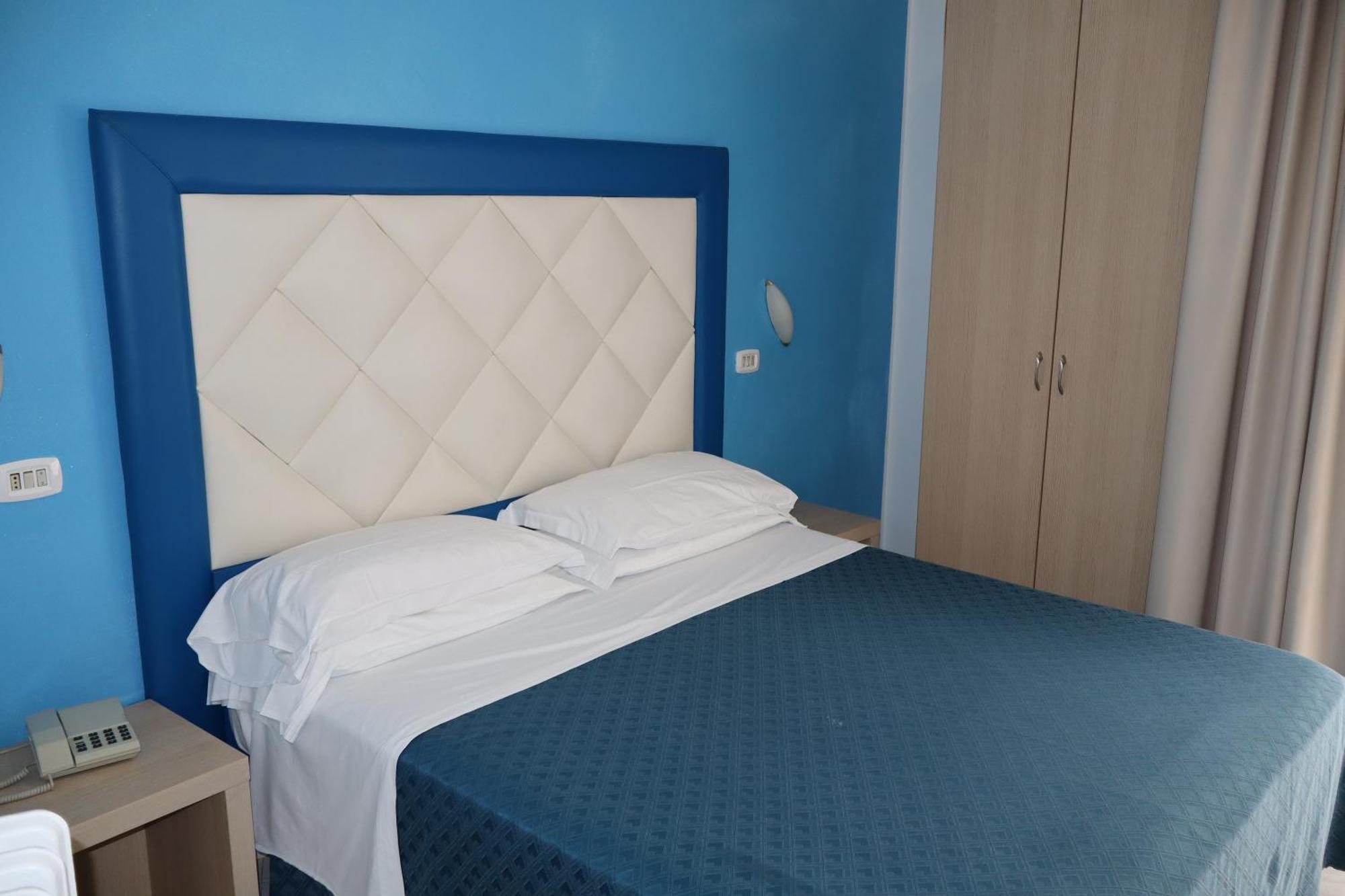 Hotel Albatros Roseto Degli Abruzzi Exteriör bild