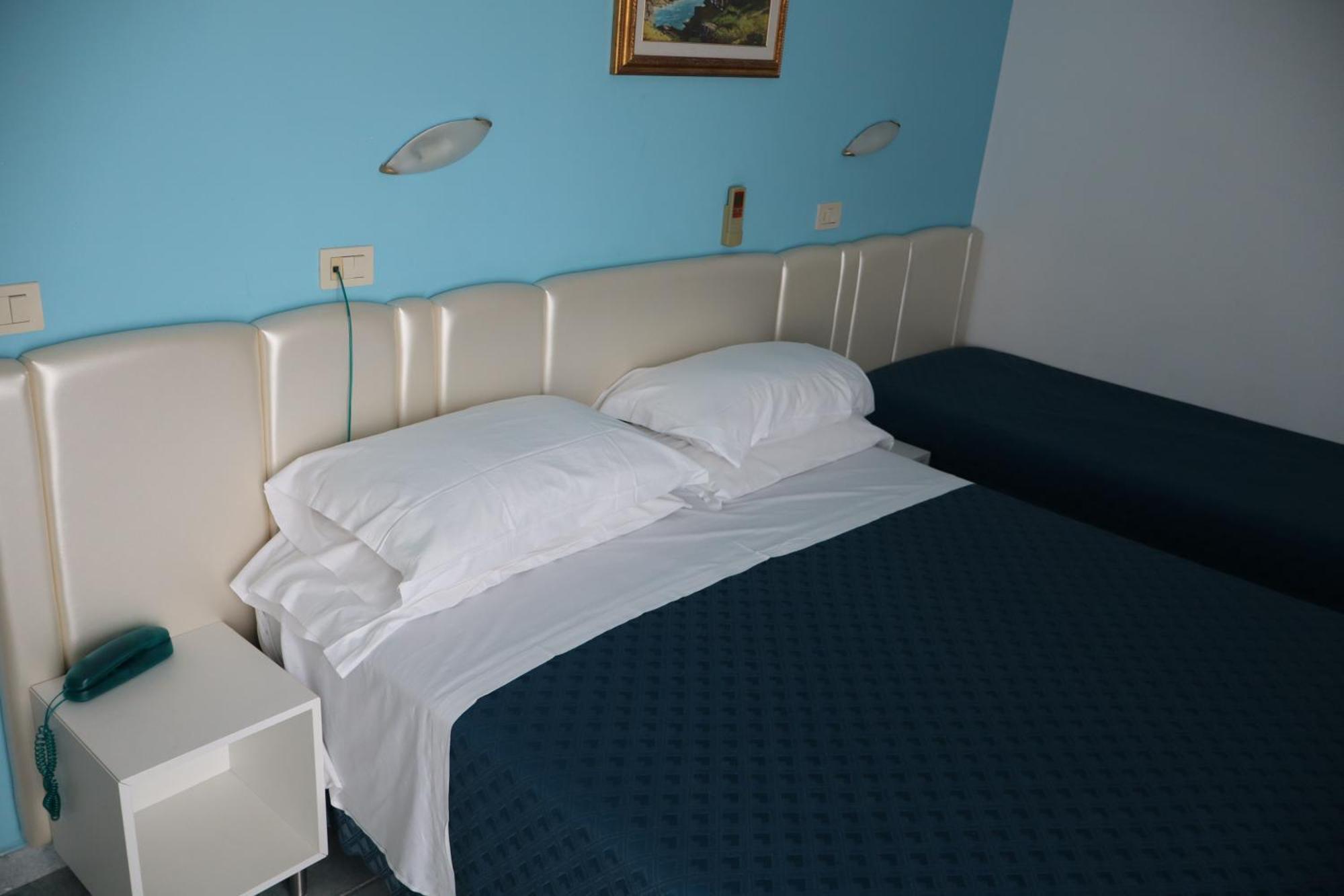 Hotel Albatros Roseto Degli Abruzzi Exteriör bild